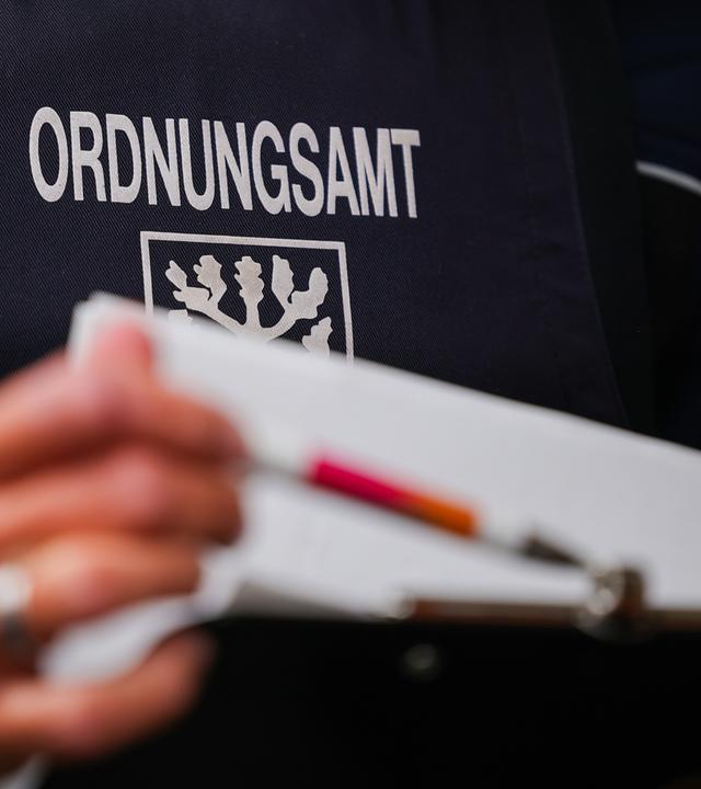  Eine Beamtin vom Ordnungsamt der Stadt Hagen blättert in ihren Unterlagen bei einer Kontrolle, die im Kampf gegen kriminelle Geschäftsmodelle mit Schrottimmobilien und Sozialbetrug stattfindet.