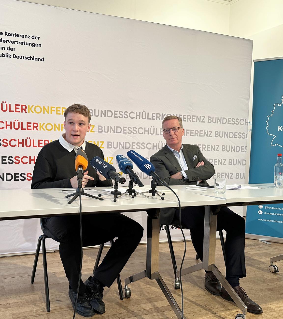 Quentin Gärtner, (l) Generalsekretär der Bundesschülerkonferenz, und der Chef das Instituts der deutschen Wirtschaft, Michael Hüther, rufen dazu auf, psychische Probleme bei Kindern und Jugendlichen ernster zu nehmen.
