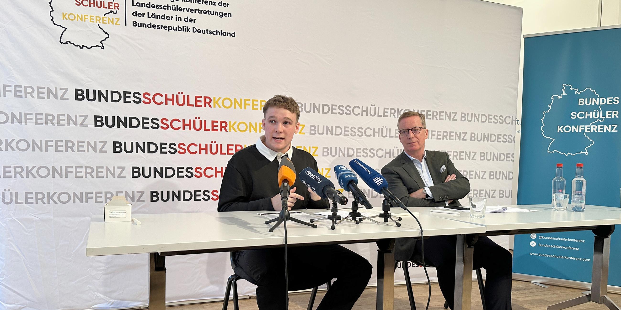 Quentin Gärtner, (l) Generalsekretär der Bundesschülerkonferenz, und der Chef das Instituts der deutschen Wirtschaft, Michael Hüther, rufen dazu auf, psychische Probleme bei Kindern und Jugendlichen ernster zu nehmen.