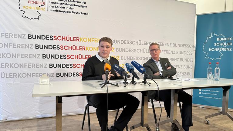 Quentin Gärtner, (l) Generalsekretär der Bundesschülerkonferenz, und der Chef das Instituts der deutschen Wirtschaft, Michael Hüther, rufen dazu auf, psychische Probleme bei Kindern und Jugendlichen ernster zu nehmen.