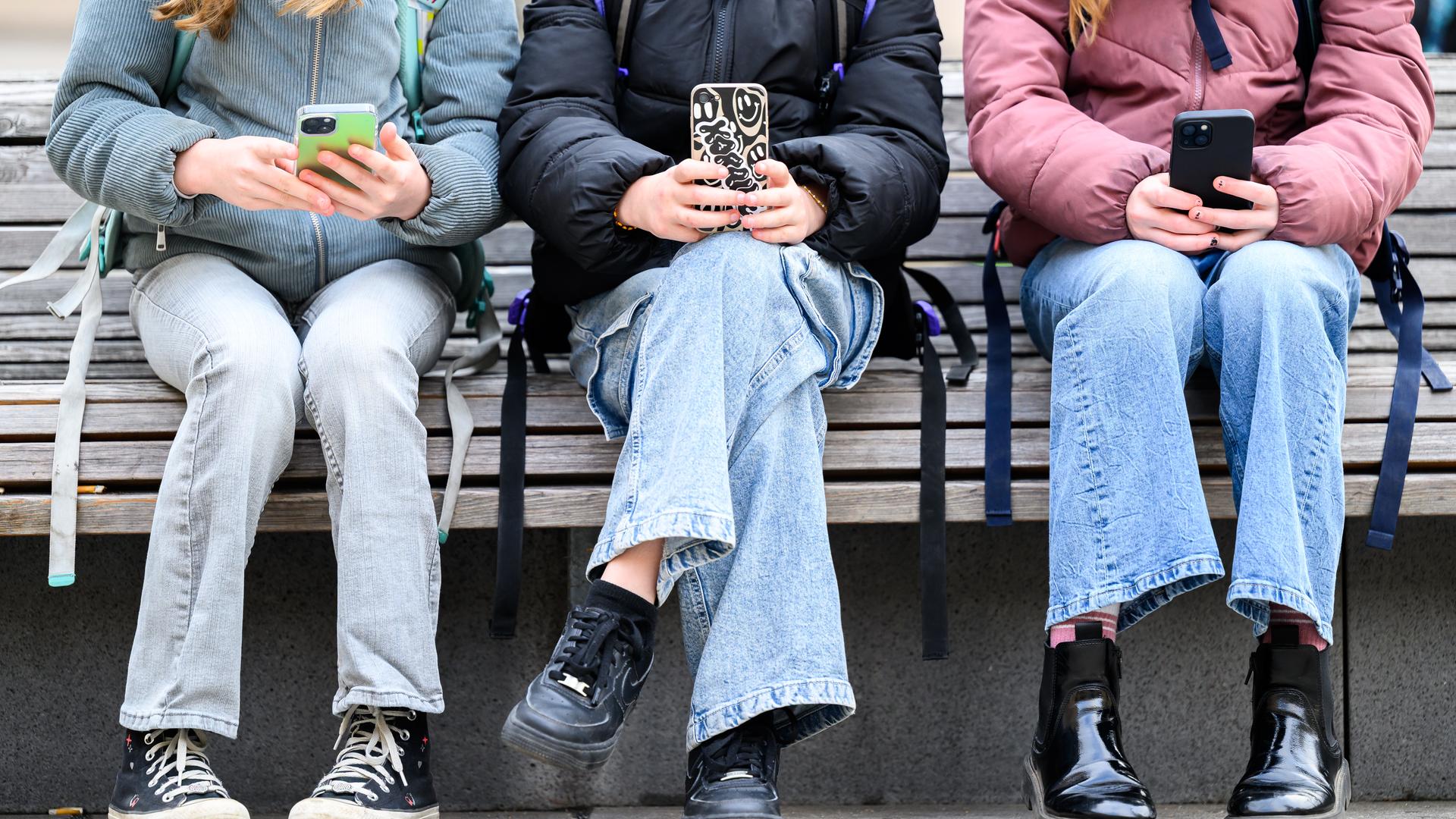 Schüler mit Handys.