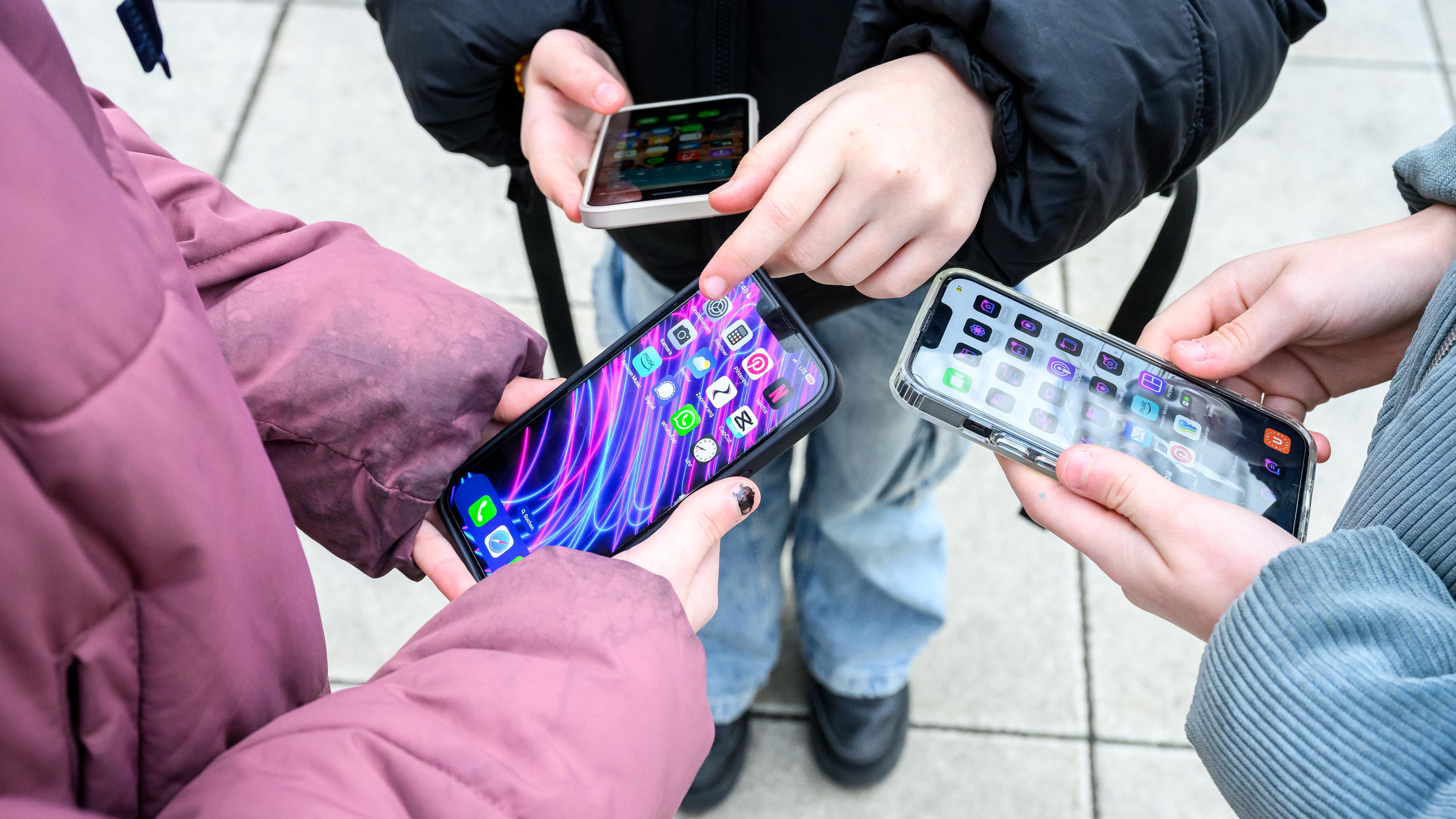 Schüler mit Handys