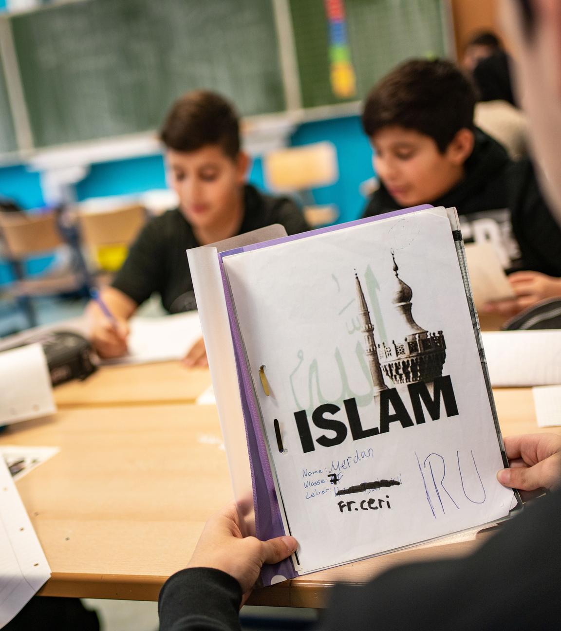 Hessen, Frankfurt/Main: Islamunterricht in einer siebten Klasse. Archivbild