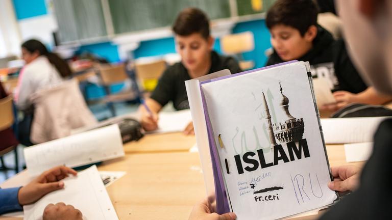 Hessen, Frankfurt/Main: Islamunterricht in einer siebten Klasse. Archivbild