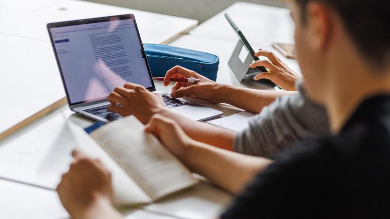 26.07.2023, Baden-Württemberg, Karlsruhe: Schüler eines Gymnasiums sitzen vor einem Computer und benutzen ein KI-Tool.