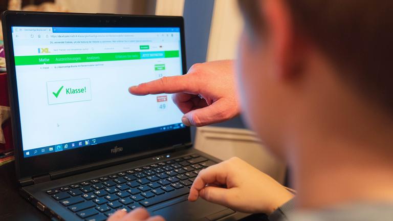 Schüler nutzt Laptop