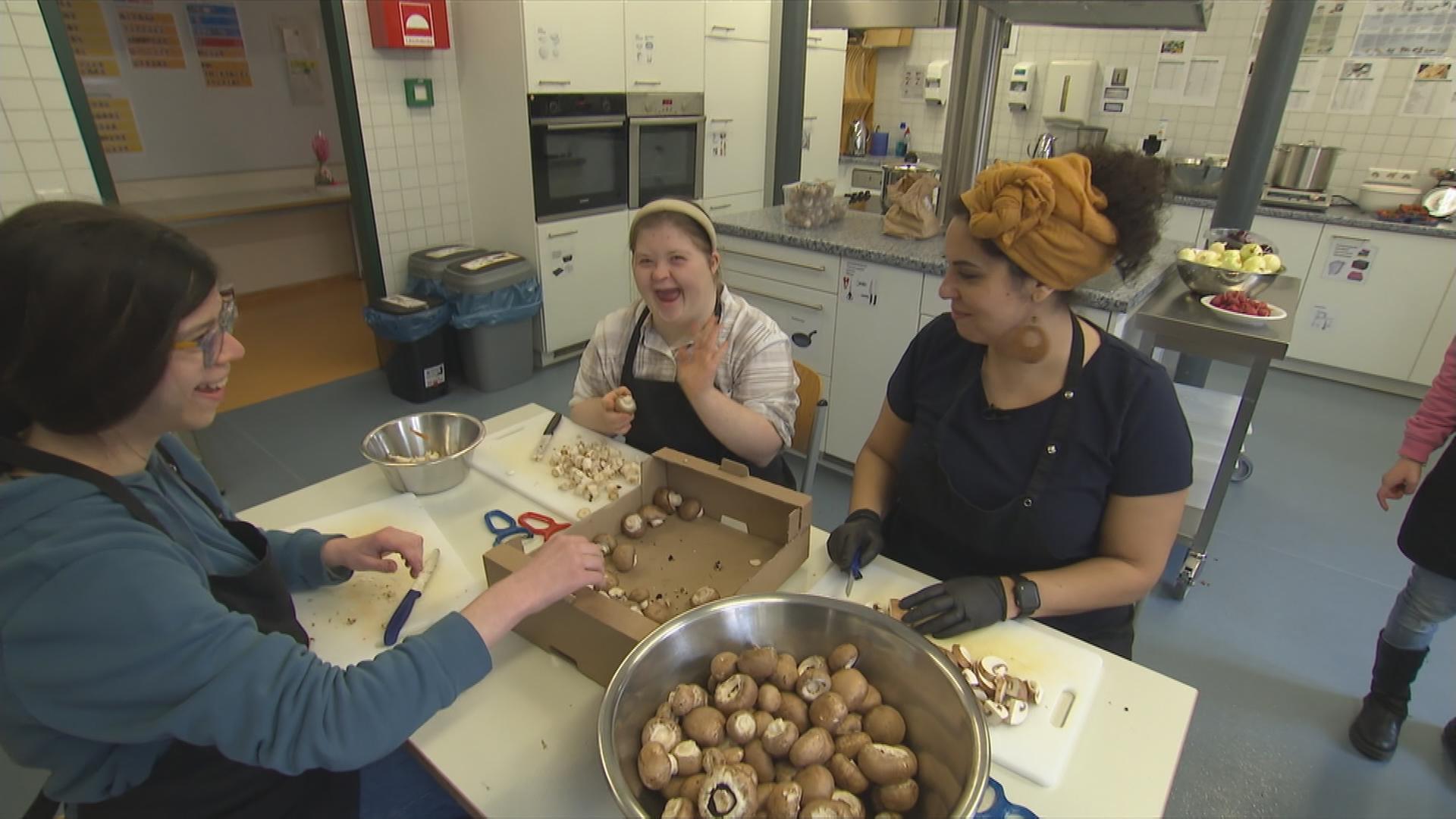 Schüler der Pestalozzi-Berufsschule am Kochen.