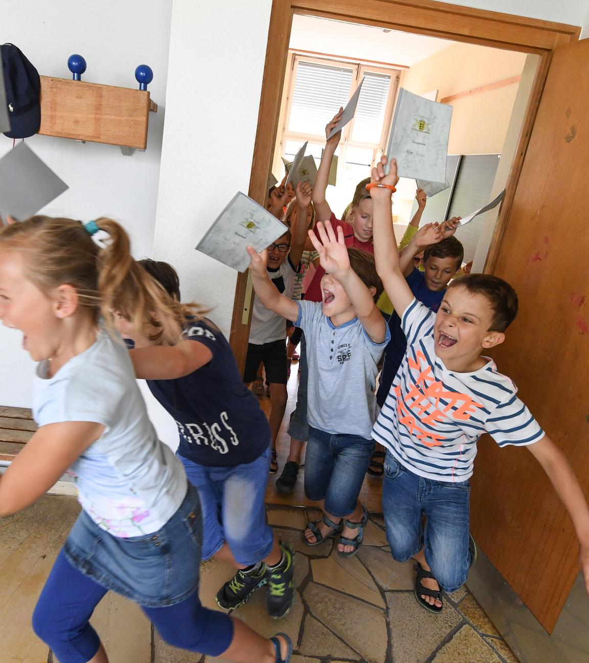 Schüler freuen sich über den Start der Schulferien, Symbolbild
