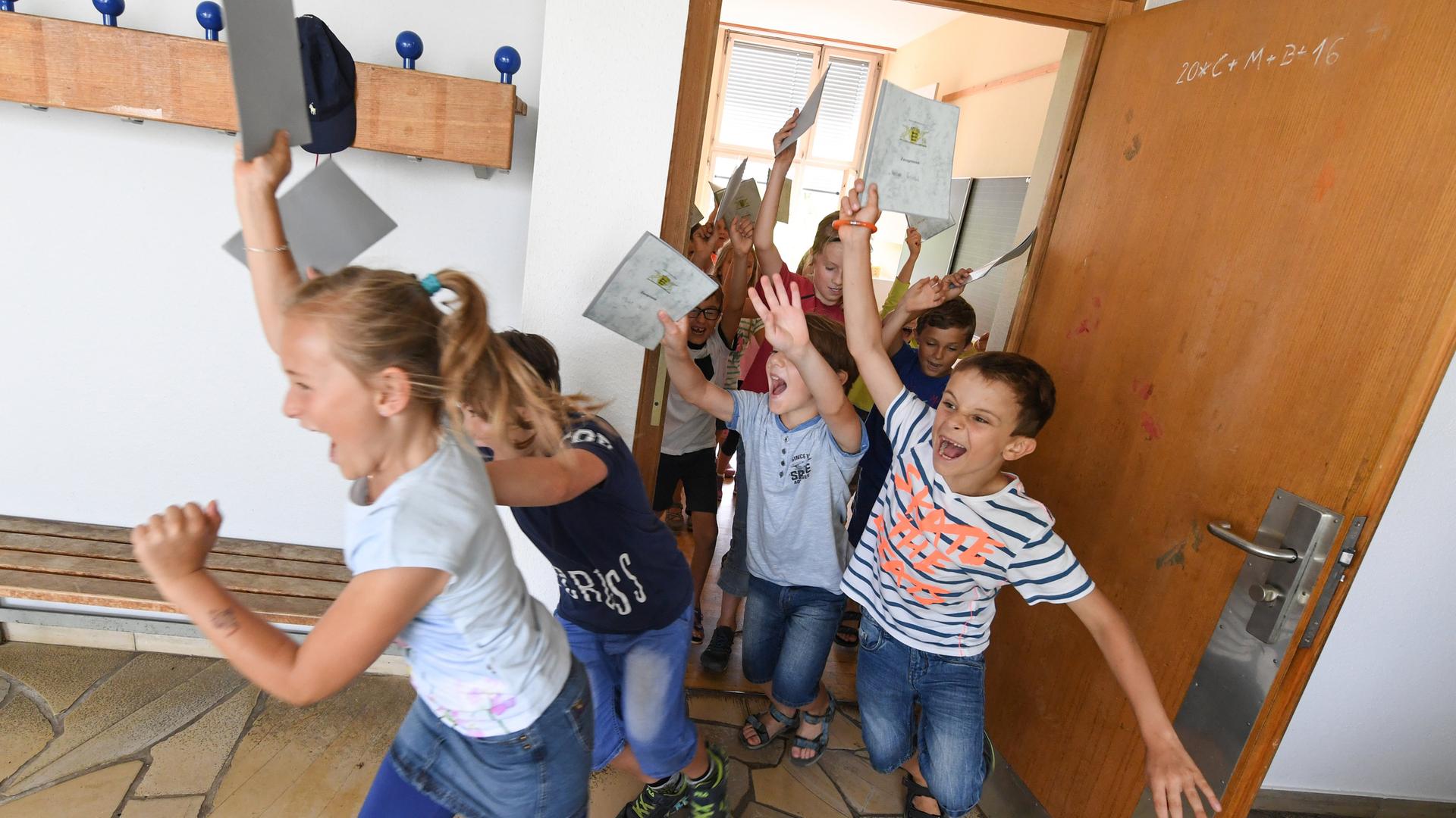 Schüler freuen sich über den Start der Schulferien, Symbolbild