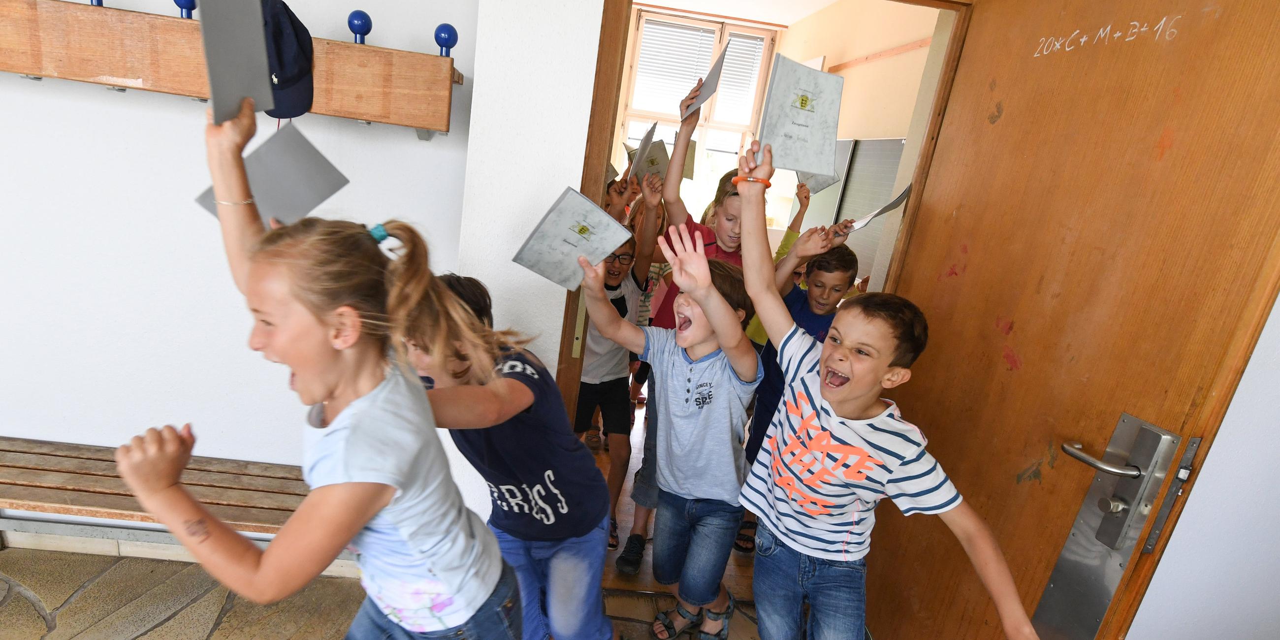 Schüler freuen sich über den Start der Schulferien, Symbolbild