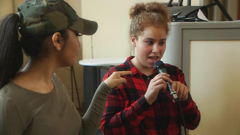 Zwei Schülerinnen der Kepler-Schule in Berlin-Neukölln beim Rappen