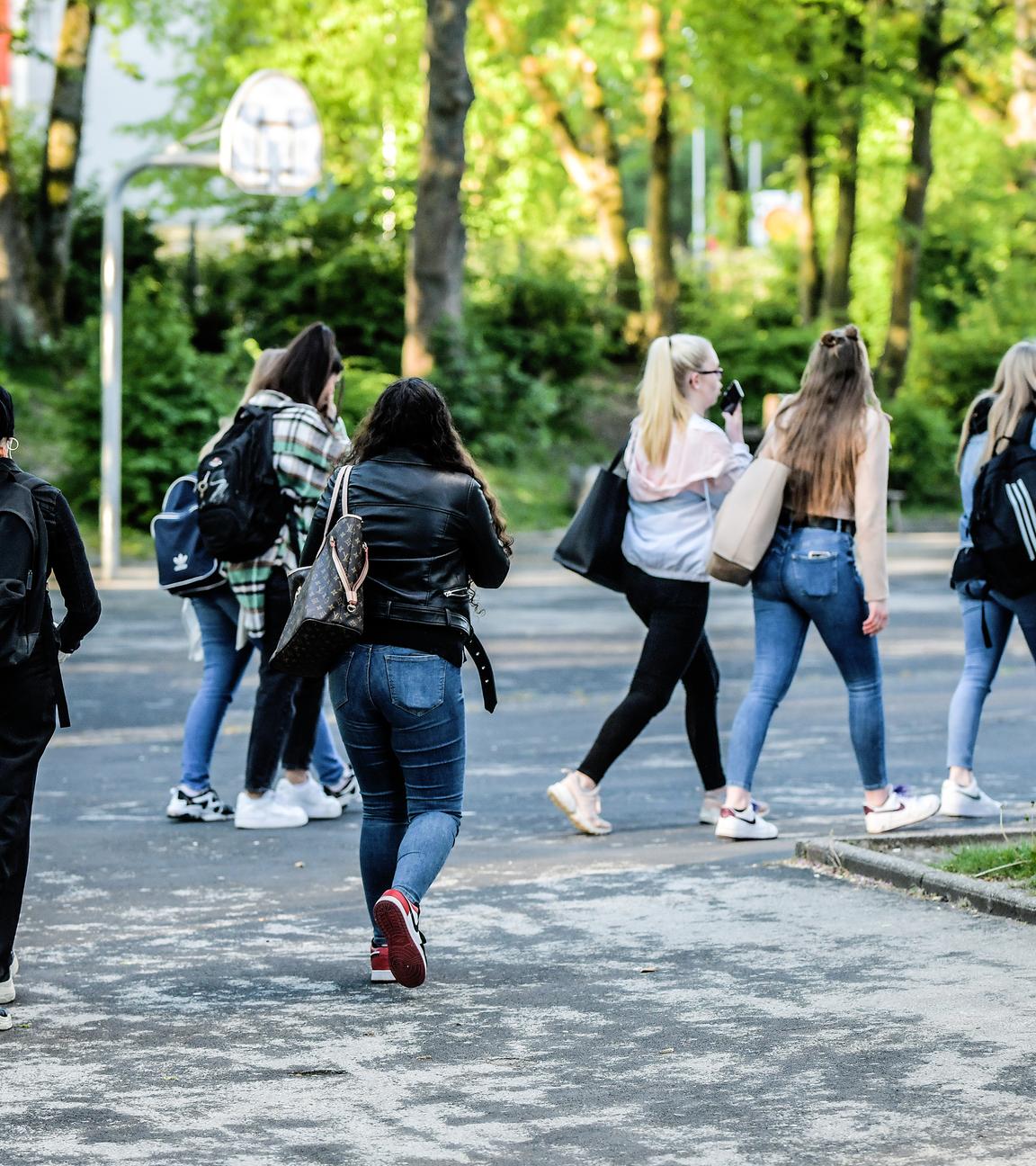 Schülerinnen, Klasse 10, betreten den Schulhof der Bertha von Suttner Realschule in Rüttenscheid (Archivfoto)