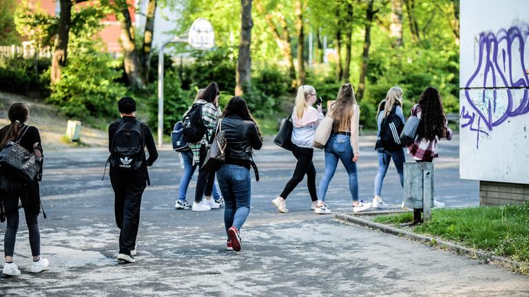 Schülerinnen, Klasse 10, betreten den Schulhof der Bertha von Suttner Realschule in Rüttenscheid (Archivfoto)