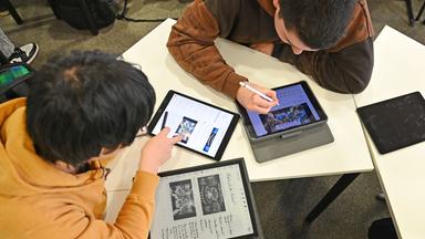 SchülerInnen mit Tablets