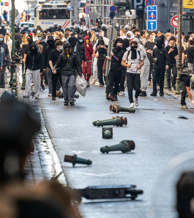 Jugendliche geraten mit der Bereitschaftspolizei aneinander, als sie sich vor mehreren Schulen in Lüttich im Rahmen einer Demonstration gegen Bildungsreformen und Haushaltskürzungen versammeln.
