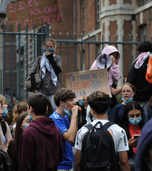 Schüler des Lycée Montebello blockierten den Zugang zu ihrer Schule in Lille, um gegen die ihrer Ansicht nach unzureichenden Ressourcen für das öffentliche Bildungswesen zu protestieren.