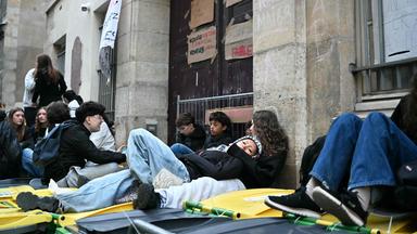 Schüler blockieren am 9. Oktober 2026 den Eingang des Lycée Sophie-Germain in Paris im Rahmen einer landesweiten Protestbewegung gegen die Lernbedingungen.