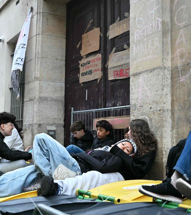 Schüler blockieren am 9. Oktober 2026 den Eingang des Lycée Sophie-Germain in Paris im Rahmen einer landesweiten Protestbewegung gegen die Lernbedingungen.