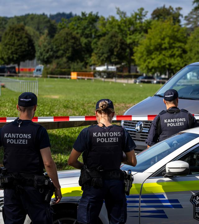 Drei Schweizer Kantonspolizisten sichern das Areal um die Pferderennbahn in Aarau, wo der Rave stattgefunden hatte.