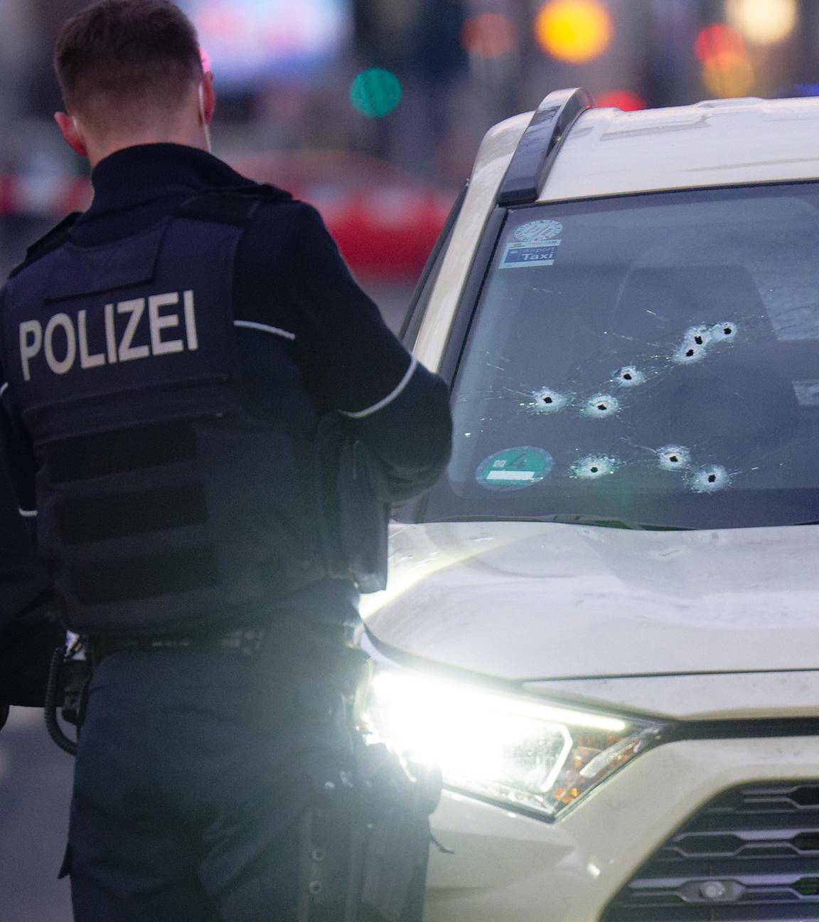 30.12.2025, Nordrhein-Westfalen, Düsseldorf: Ein Taxi mit Schusslöchern in der Frontscheibe steht auf der Straße. 