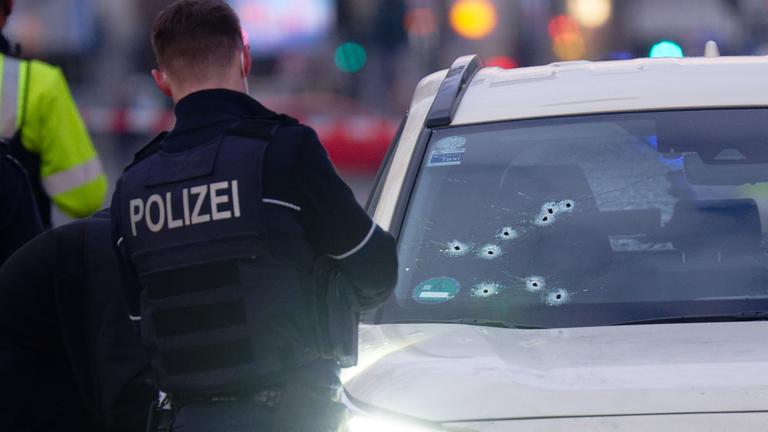 30.12.2025, Nordrhein-Westfalen, Düsseldorf: Ein Taxi mit Schusslöchern in der Frontscheibe steht auf der Straße. 