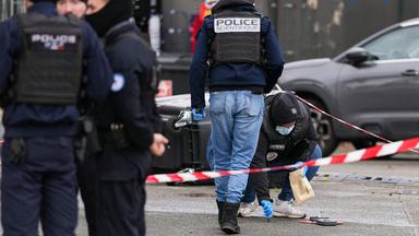 Polizeibeamte greifen am 23.10.2026 in Trappes, einem Vorort von Paris, an einer Tankstelle ein, wo ein Mann aus seinem Auto heraus das Feuer eröffnet hatte und dabei laut Polizeiangaben eine Person tötete und vier weitere verletzte.