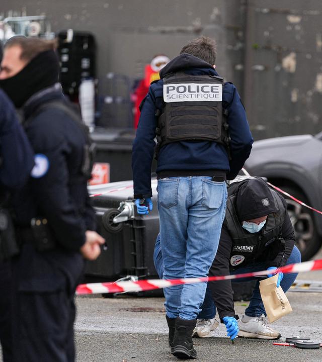Polizeibeamte greifen am 23.10.2026 in Trappes, einem Vorort von Paris, an einer Tankstelle ein, wo ein Mann aus seinem Auto heraus das Feuer eröffnet hatte und dabei laut Polizeiangaben eine Person tötete und vier weitere verletzte.