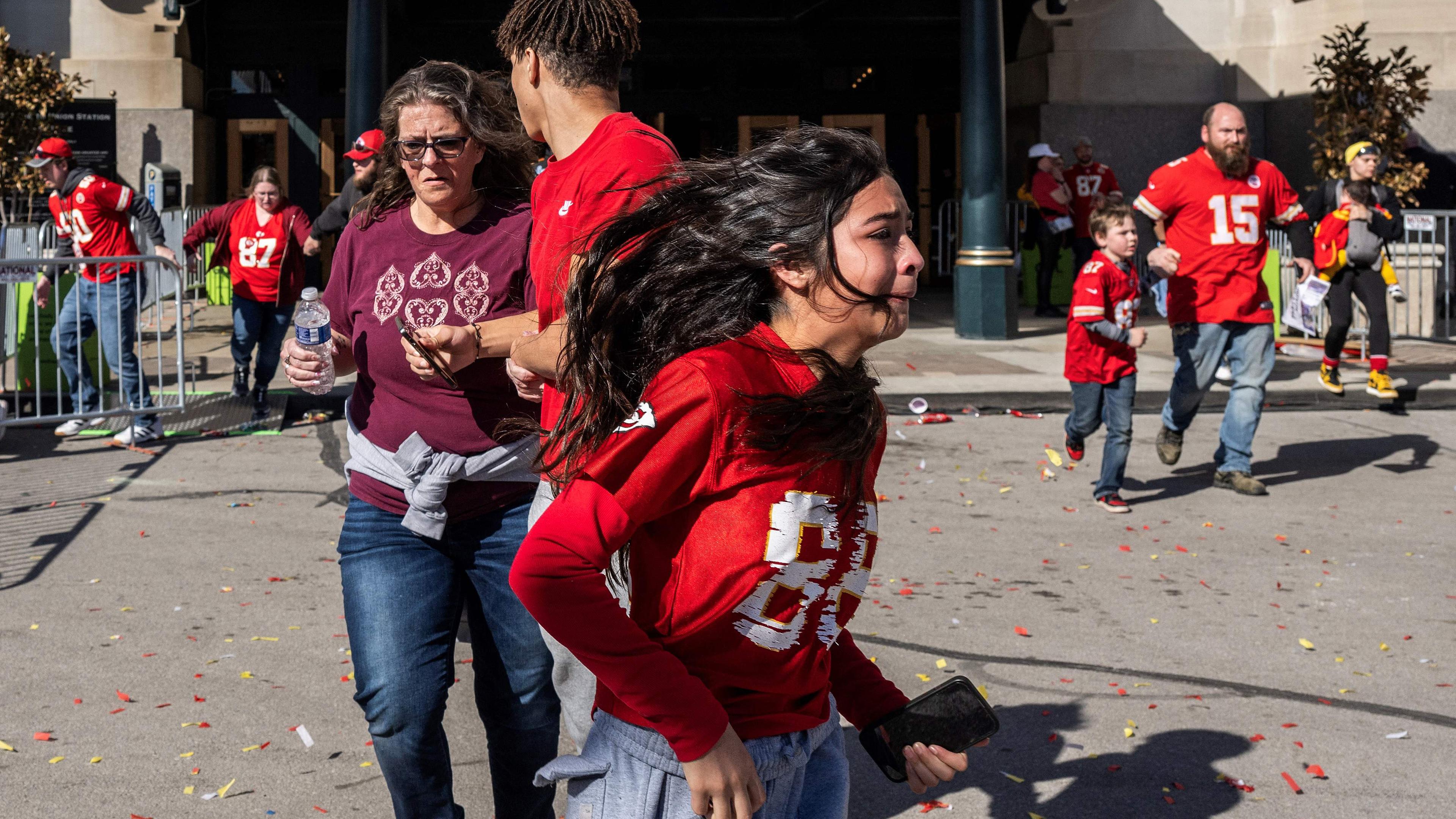Menschen fliehen, nachdem am 14. Februar 2024 in Kansas City, Missouri, in der Nähe der Super Bowl LVIII-Siegesparade der Kansas City Chiefs Schüsse abgefeuert wurden. 