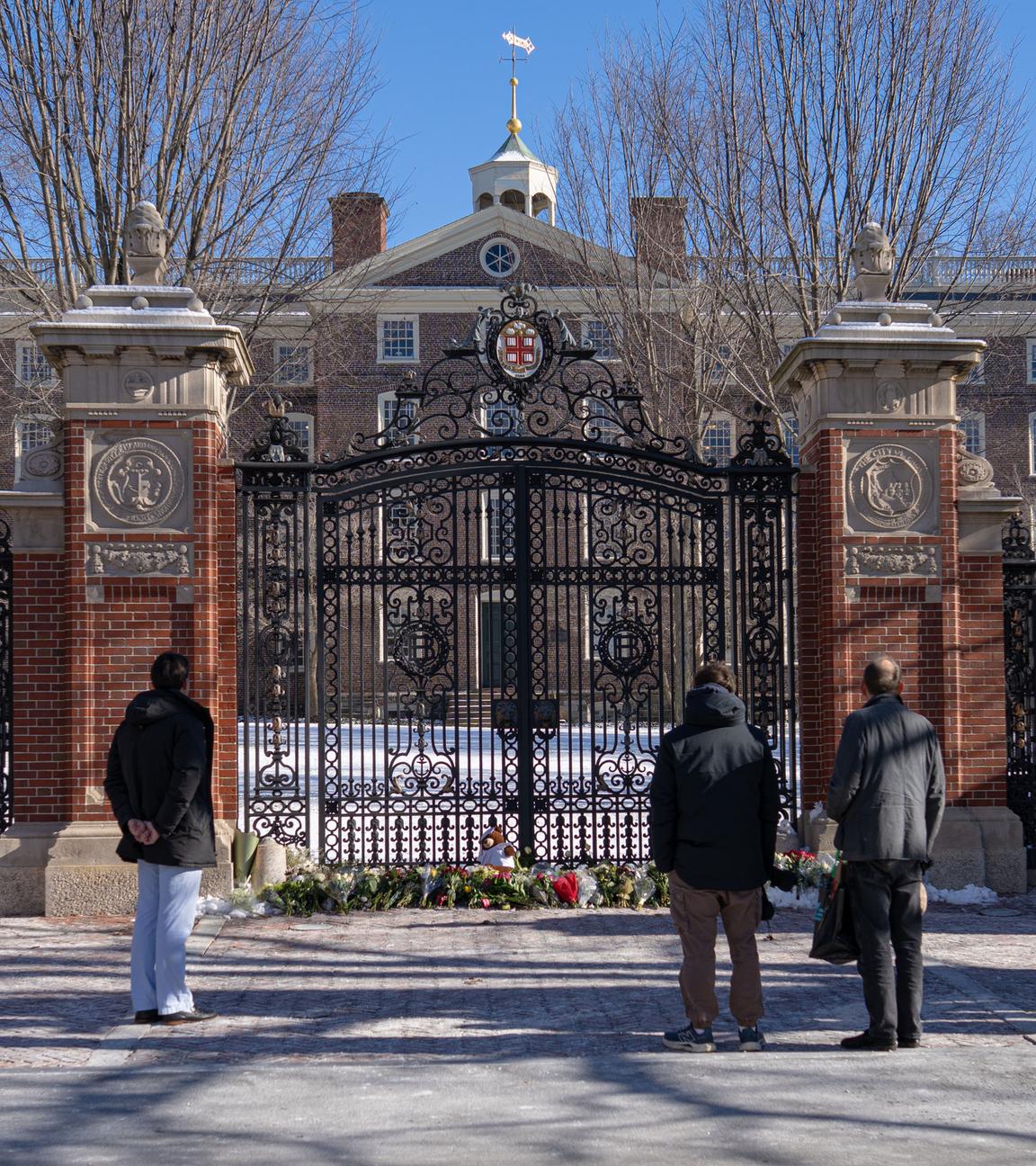 Die Suche nach dem Schützen bei der Schießerei an der Brown University wird fortgesetzt.