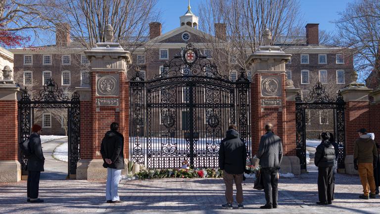 Die Suche nach dem Schützen bei der Schießerei an der Brown University wird fortgesetzt.