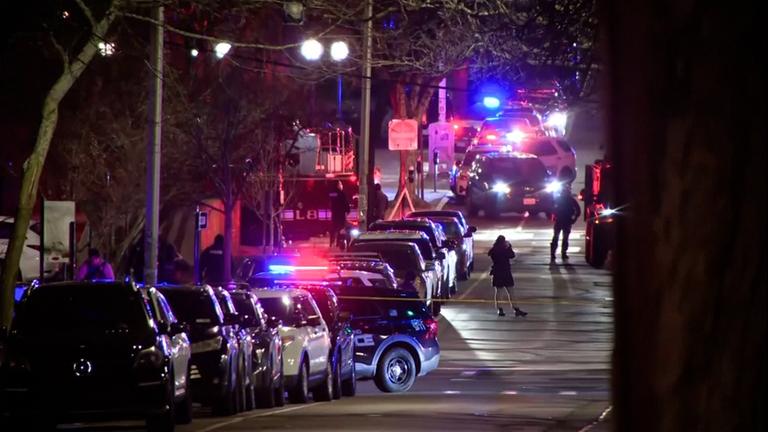 Eine abgesperrte Straße und Blaulicht vor der amerikanischen Eliteuniversität Brown.