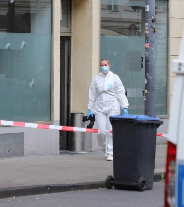 Nordrhein-Westfalen: Köln: Einschusslöcher hinter einer Absperrung an einer Fensterscheibe eines Cafés in der Kölner Südstadt.