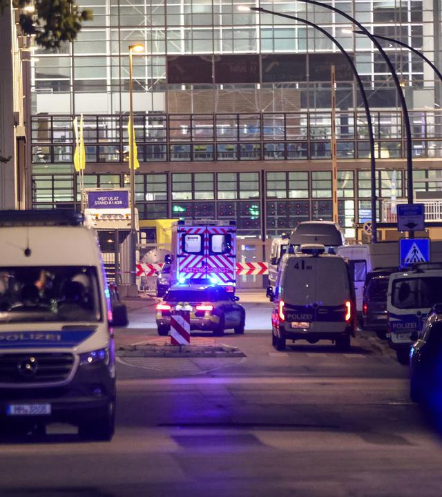 Das Bild zeigt Einsatzkräfte und einen Rettungswagen auf einem Fabrikgelände in Hamburg.
