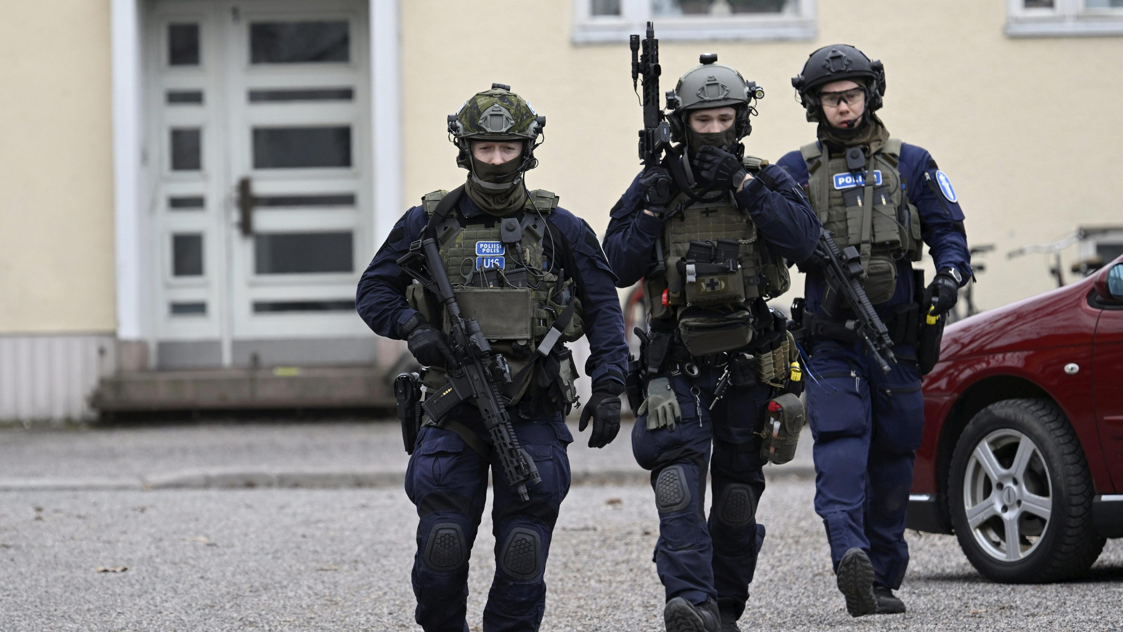 Bewaffnete Polizisten gehen in der Nähe der Viertola-Schule am 02.04.2024