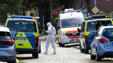 Einsatzkräfte der Spurensicherung stehen auf einer Straße in Stade, aufgenommen am 29.06.2026