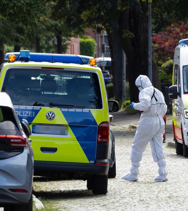 Einsatzkräfte der Spurensicherung stehen auf einer Straße in Stade, aufgenommen am 29.06.2026