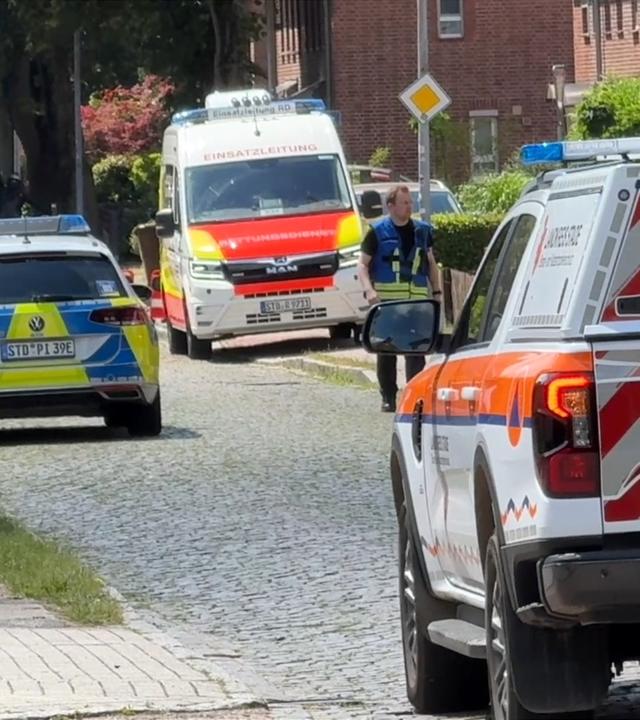 Niedersachsen, Stade: Einsatzkräfte stehen auf einer Straße in Stade.