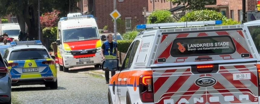 Niedersachsen, Stade: Einsatzkräfte stehen auf einer Straße in Stade.