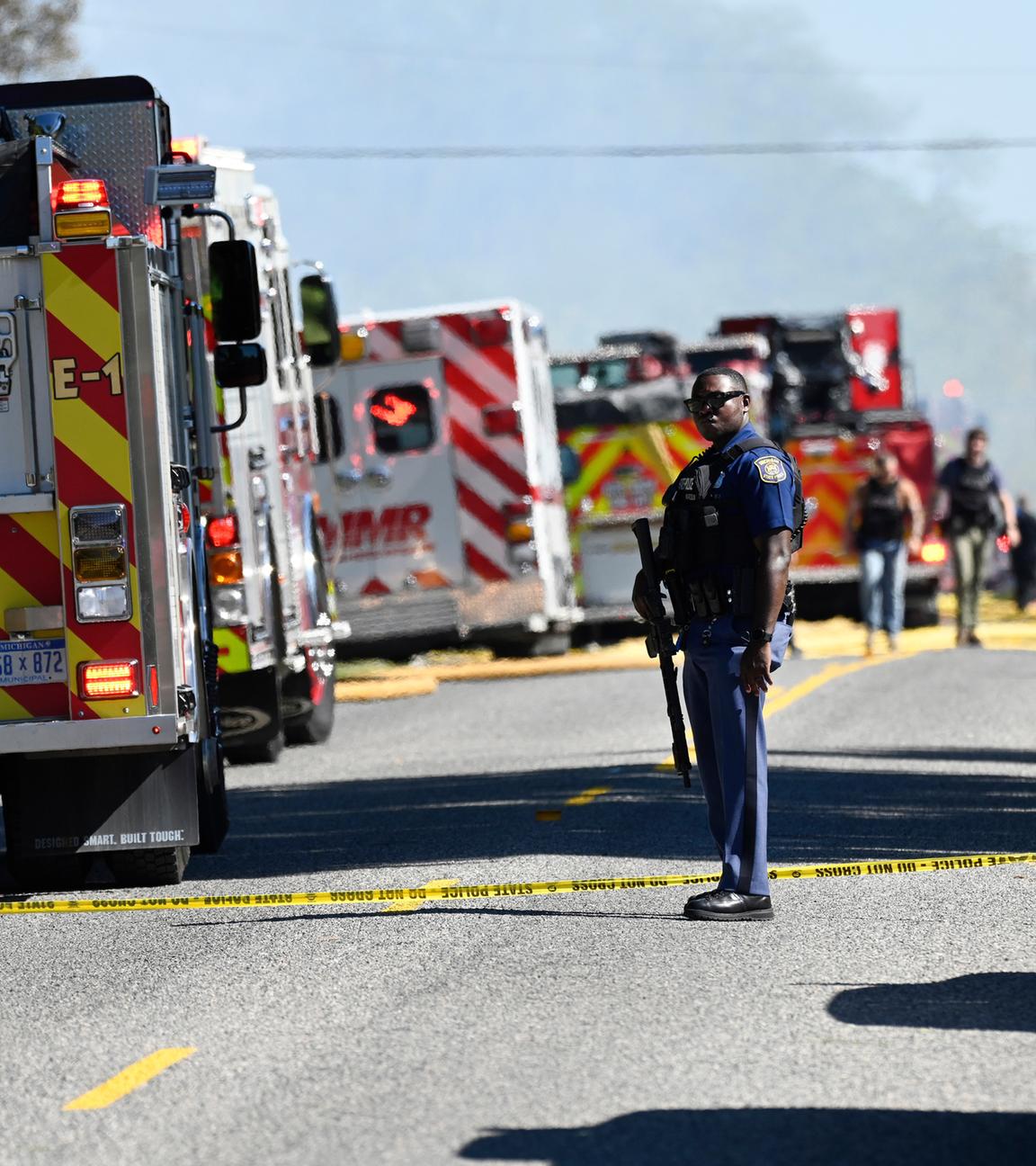 Ein Michigan State Trooper steht an der McCandlish Road in der Nähe einer Kirche in Grand Blanc am 28.09.2025 in den USA.
