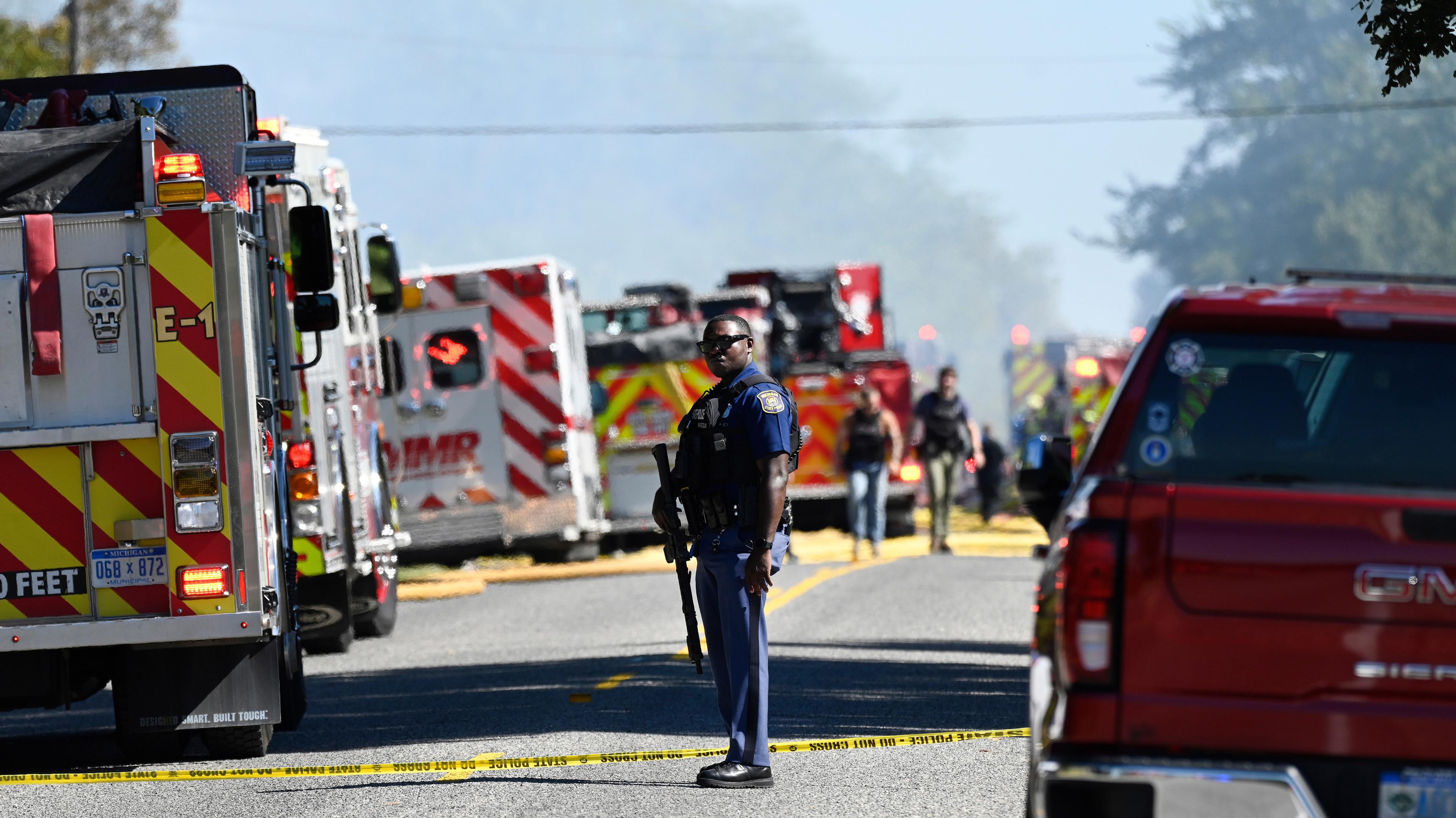 Ein Michigan State Trooper steht an der McCandlish Road in der Nähe einer Kirche in Grand Blanc am 28.09.2025 in den USA.