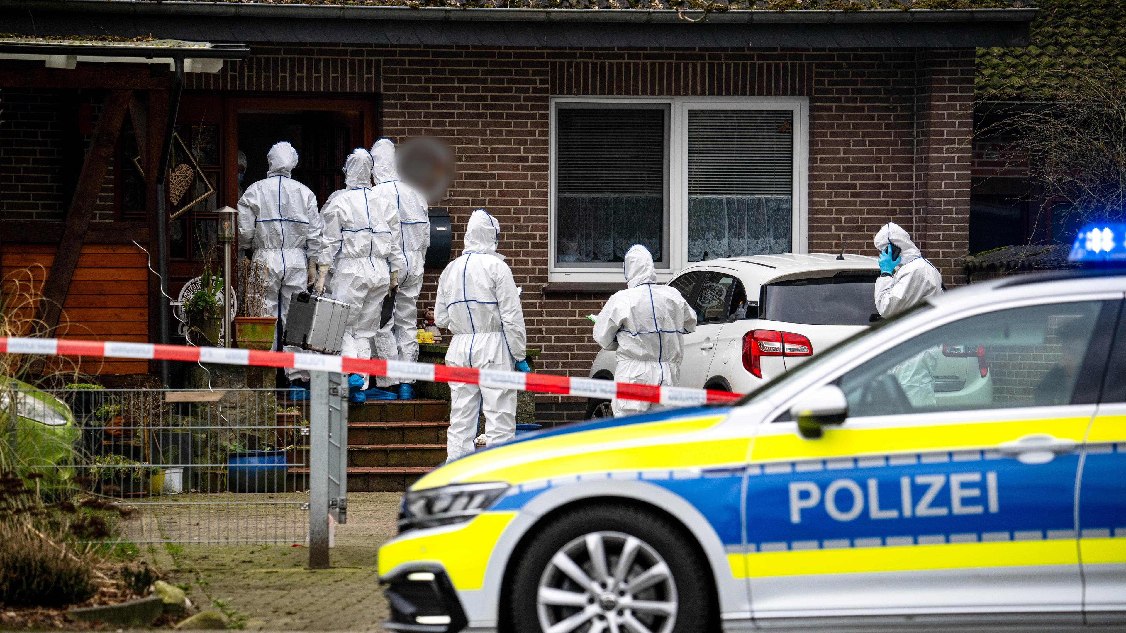 Niedersachsen, Scheeßel: Beamte der Spurensicherung gehen zu einem Einfamilienhaus in der Gemeinde Scheeßel. 