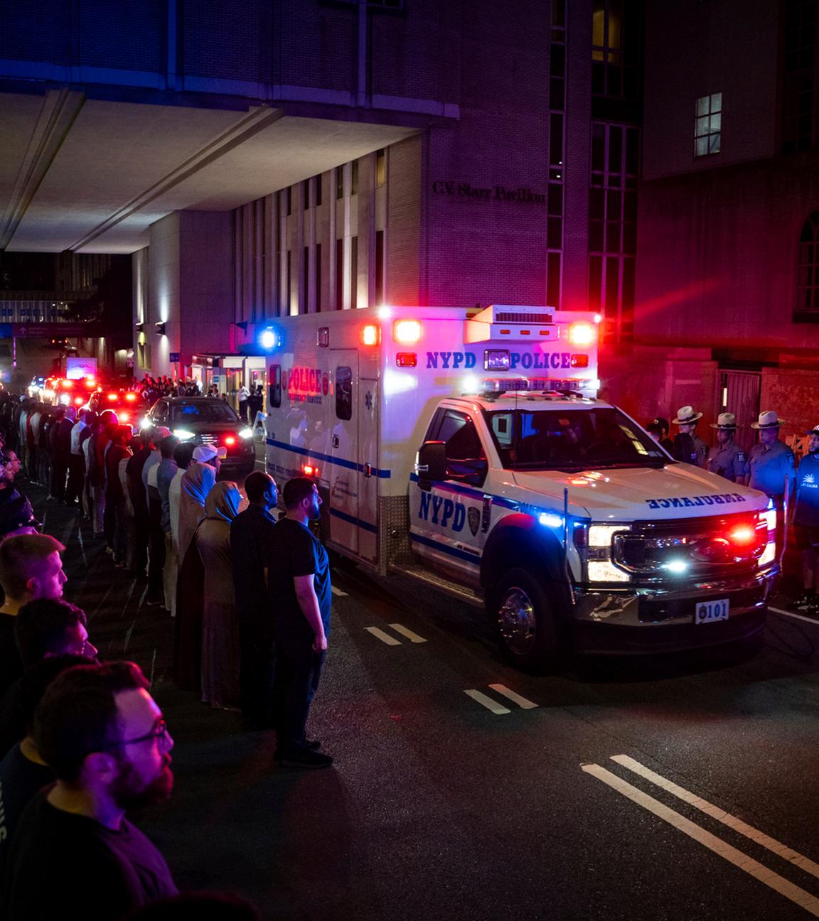  Der Krankenwagen mit dem Leichnam eines erschossenen Polizeibeamten verlässt das NewYork-Presbyterian/Weill Cornell Medical Hospital.