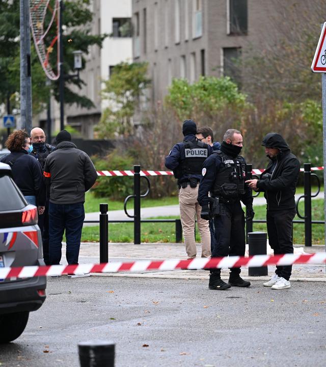 Freitag, 23.10.2026: Die Polizei steht neben einem Park nach Schüssen in Trappes, außerhalb von Paris.