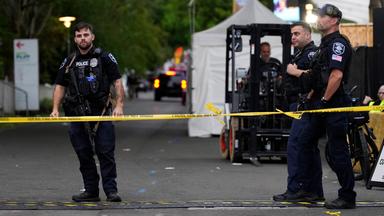 Polizeibeamte sichern mit Absperrband die Umgebung des Seattle Center. 