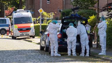 Beamte der Spurensicherung stehen vor einem Gebäude einer Jugendeinrichtung in Stade, Niedersachsen.