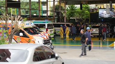 In Thailand in der Provinz Nonthaburi stehen Krankenwagen vor einer Schule bereit, nachdem hier Schüsse gefallen waren.