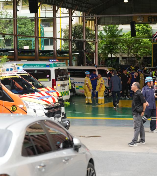 In Thailand in der Provinz Nonthaburi stehen Krankenwagen vor einer Schule bereit, nachdem hier Schüsse gefallen waren.