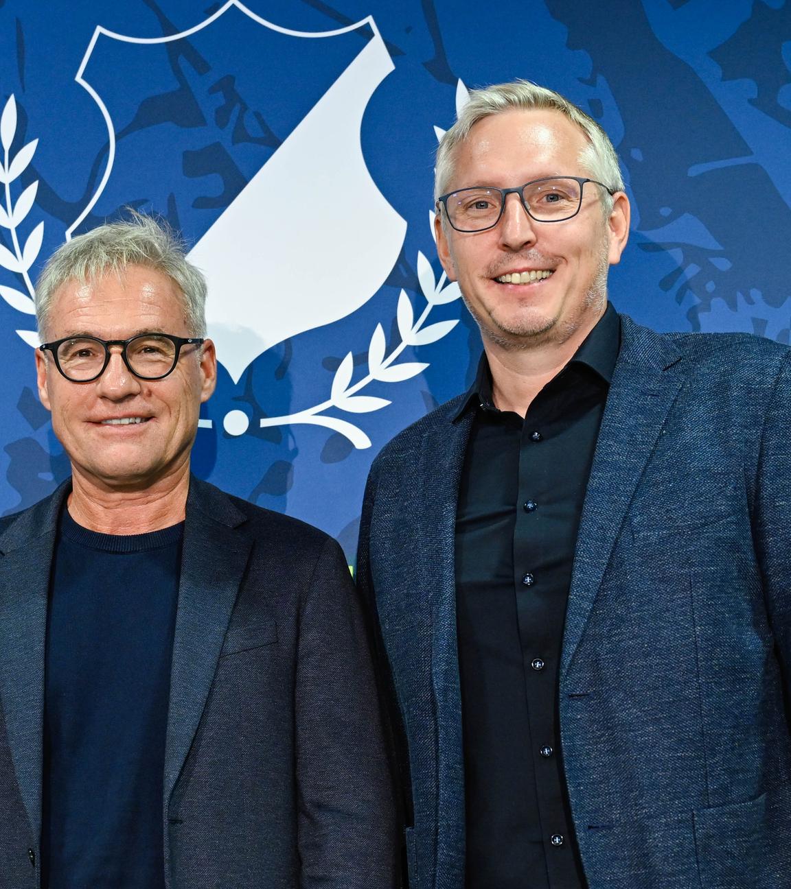 Ex-Geschäftsführer Markus Schütz und Frank Briel vor einer Hoffenheimer Sponsorenwand