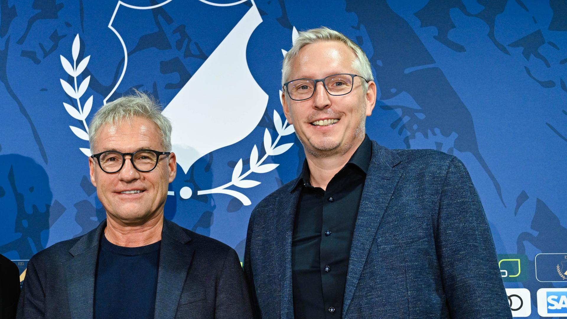 Ex-Geschäftsführer Markus Schütz und Frank Briel vor einer Hoffenheimer Sponsorenwand