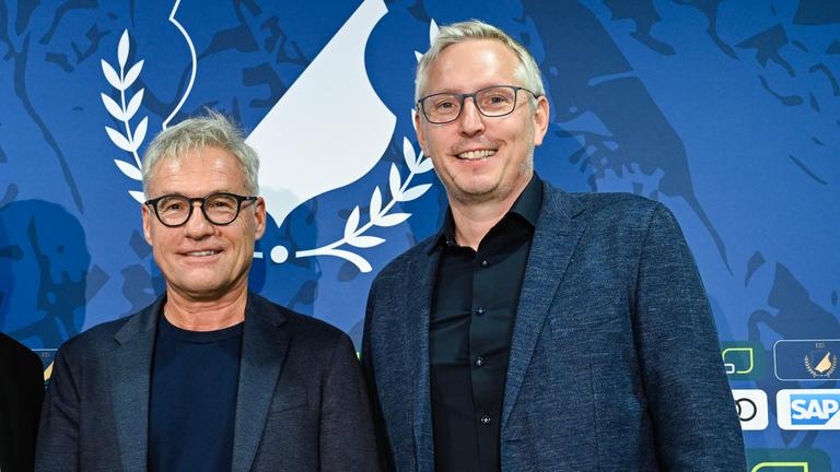 Ex-Geschäftsführer Markus Schütz und Frank Briel vor einer Hoffenheimer Sponsorenwand